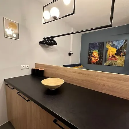 شقة The Yellowblue Apartment, Downtown سالونيك